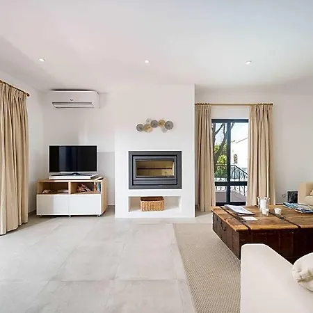 Sleeps 4 Pool Air Con Wifi Apartmán